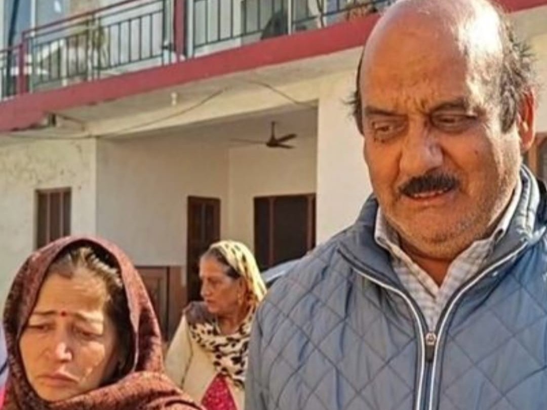 पालमपुर का 23 वर्षीय युवक रक्षित चौहान के माता पिता (फाइल फोटो)