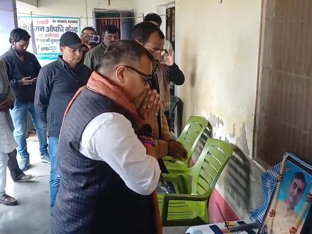 श्रद्धांजलि देते सांसद।