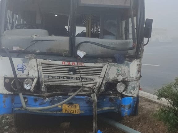 नेशनल हाईवे 48 पर पिकअप से टक्कर के बाद रोडवेज बस डिवाइडर पर चढ़कर रुक गई।