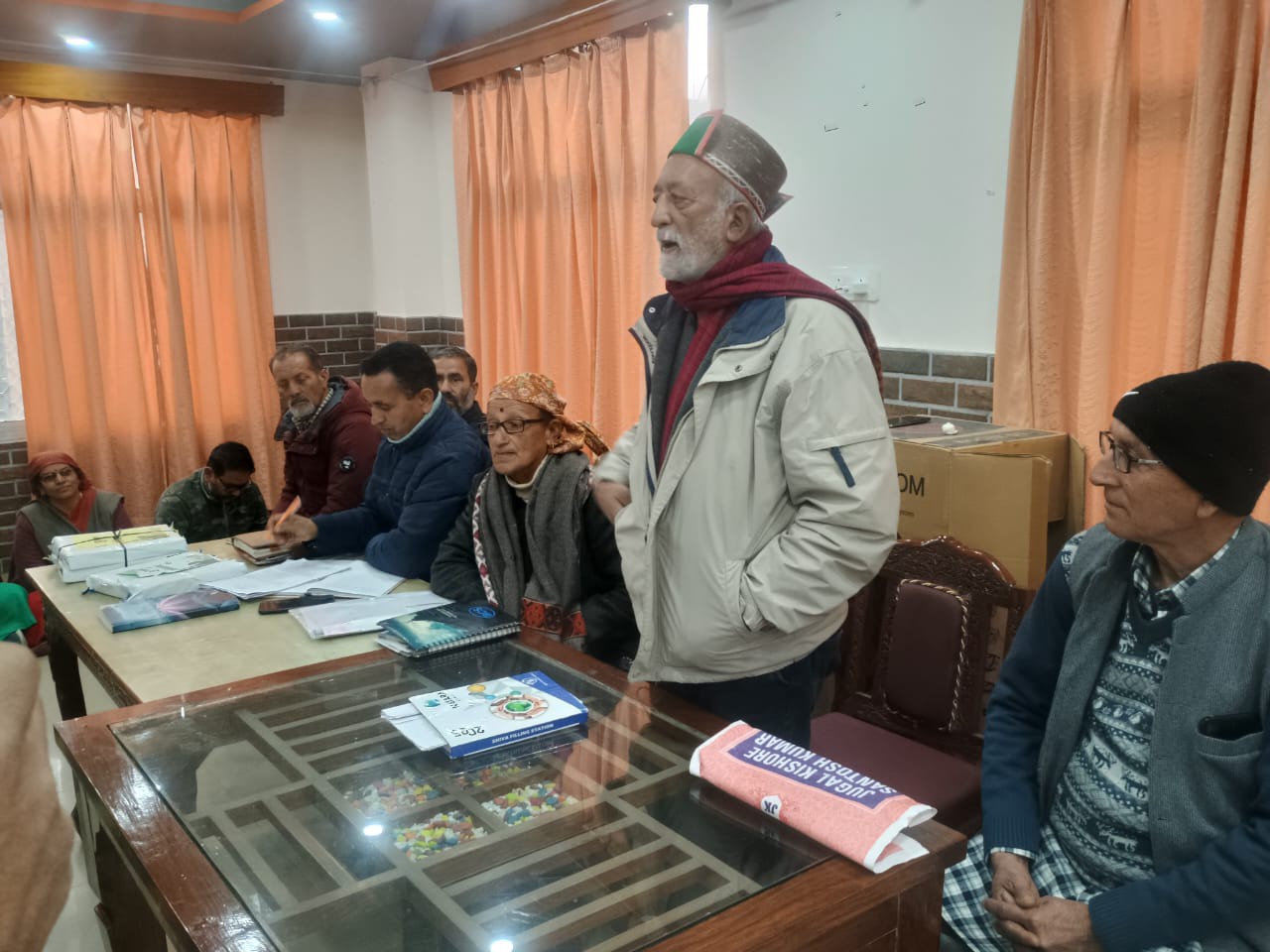 बैठक को संबोधित करते यूनियन लीडर