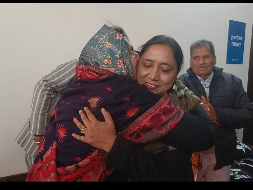 सत्कार घर में मौजूद बुजुर्गों से बातचीत करतीं कैबिनेट मंत्री बलजीत कौर