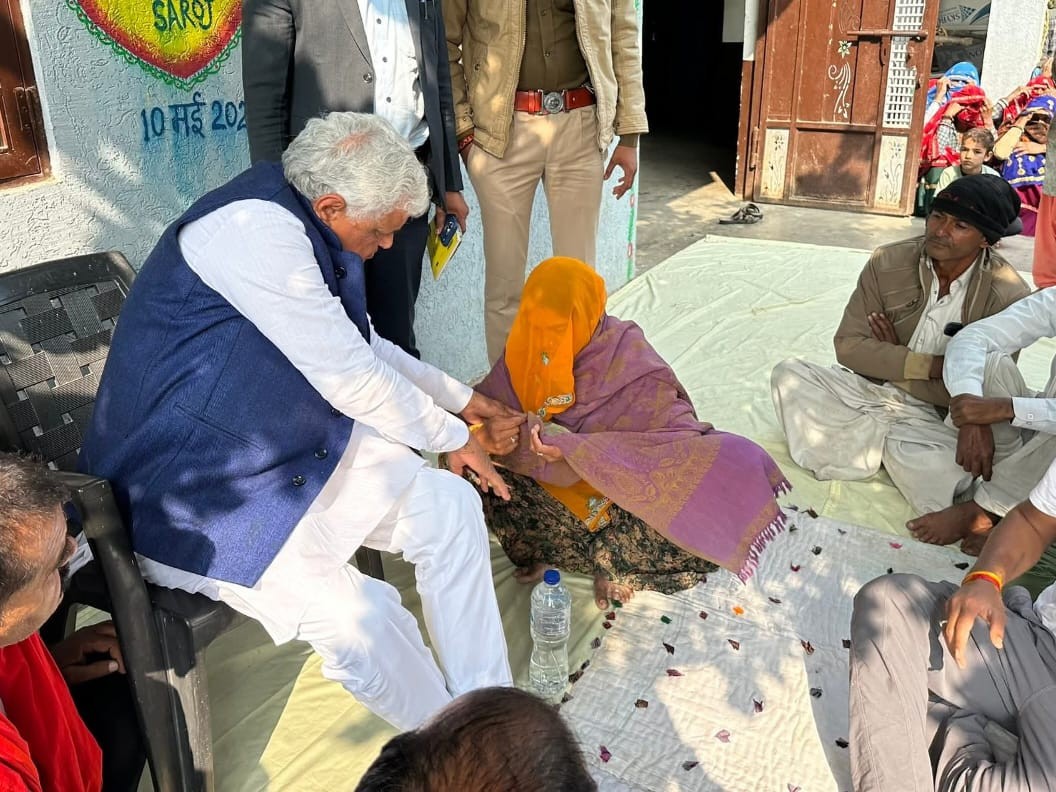 सुरेश की पत्नीकांता मीणा से मंत्री किरोड़ी मीणा ने बात की और 5 लाख रुपए सौंपे।