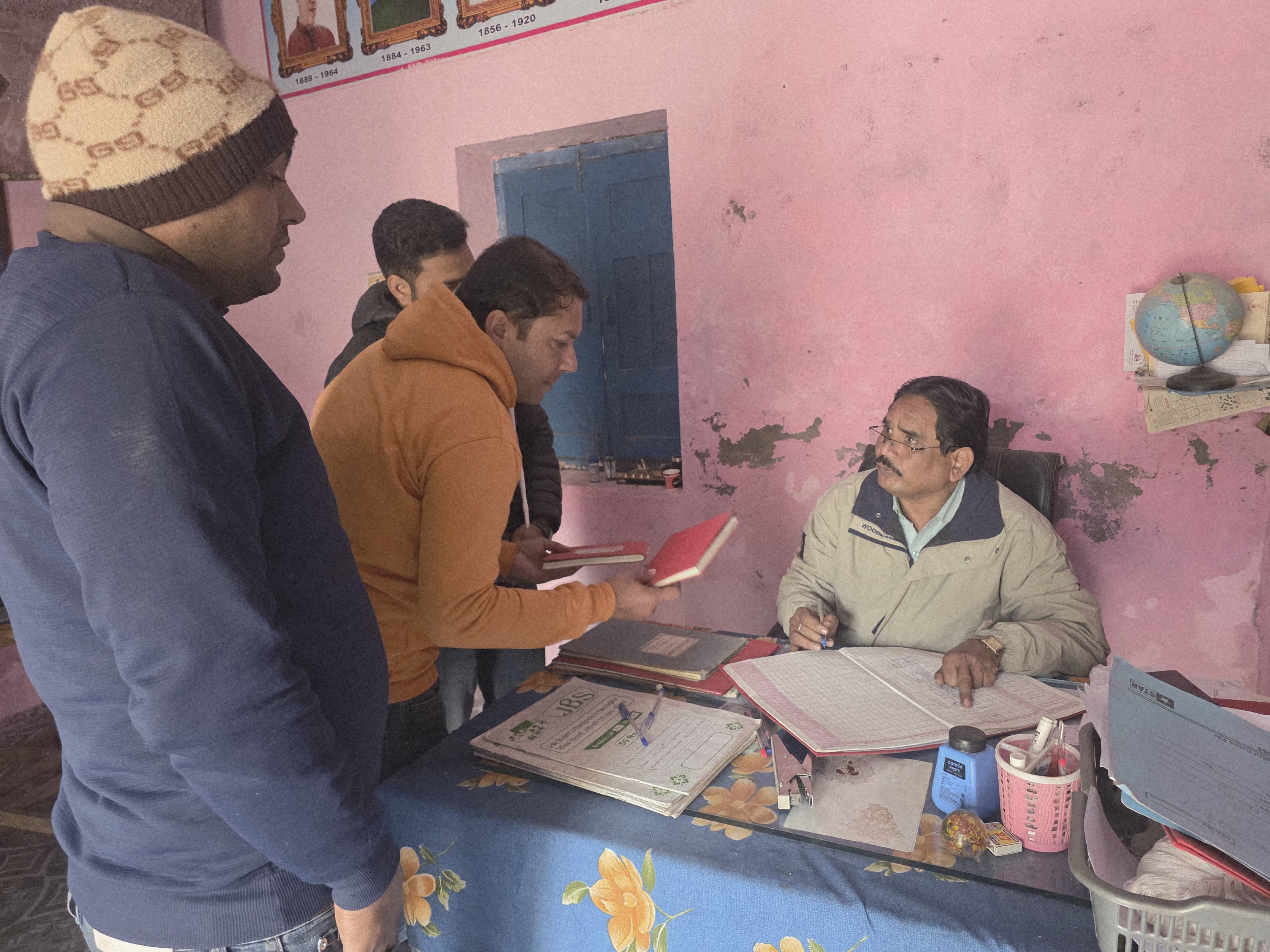 सीबीईओ ने स्कूल परिसर में गंदगी पाई। उन्होंने उपस्थिति पंजिका का भी अवलोकन किया, जहां दो कर्मचारियों के मध्याह्न के बाद भी हस्ताक्षर नहीं पाए गए।