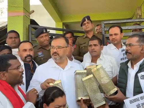 जिले में कांग्रेस ने चूहेदानी लेकर प्रदर्शन किया था।