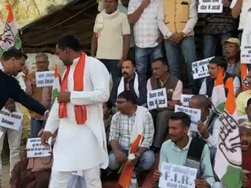 कांग्रेस ने प्रदर्शन कर संबंधित अधिकारी पर कार्रवाई की मांग की।