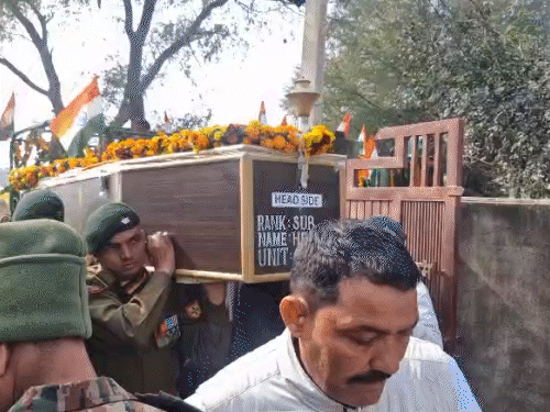 शहीद का शव उसके घर पहुंचा। सेना के जवान ताबूत में लेकर पहुंचे थे।