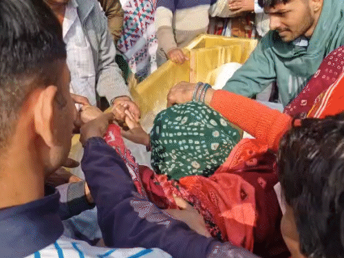 शहीद का शव पहुंचते ही परिजन उससे लिपटकर रोने लगे।