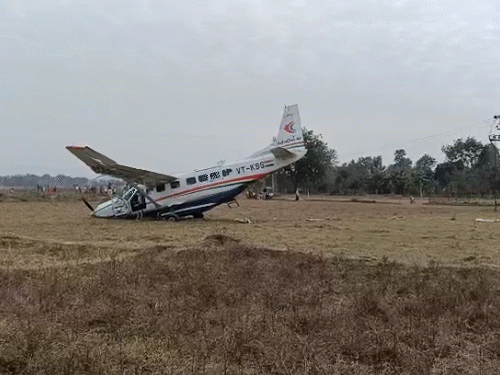 इंडिया वन एयर की 9 सीटर फ्लाइट राउरकेला के बाहर क्षतिग्रस्त हुई।