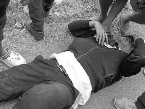 फ्लाइट में यात्री और एक पायलट था। क्रैश में घायल व्यक्ति को संभालते लोग।