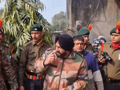 शहीद के शव को सेना के अधिकारी और जवान लेकर पहुंचे।