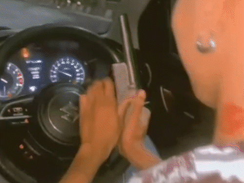 कार चलाते समय हथियार चलाते युवक का वीडियो वायरल, गले में लाल रंग से किस करने के निशान बने है। - Dainik Bhaskar