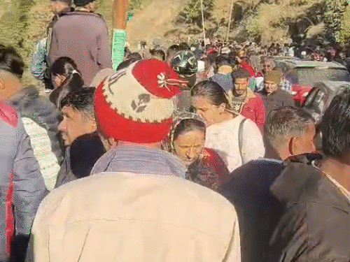 सिरमौर के हरिपुरधार में बीती शाम को घटनास्थल पर उमड़ी भीड़।