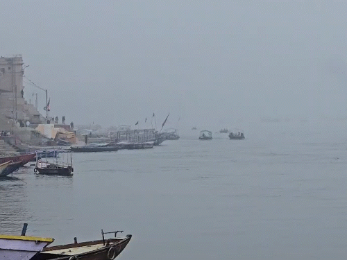 यूपी में शनिवार सुबह से 30 शहरों में भीषण कोहरा छाया रहा। काशी में घाट खाली दिखे।