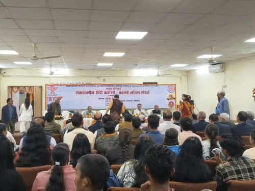 विश्वविद्यालय से VC के कहने पर उठकर चले गए अतिथि।