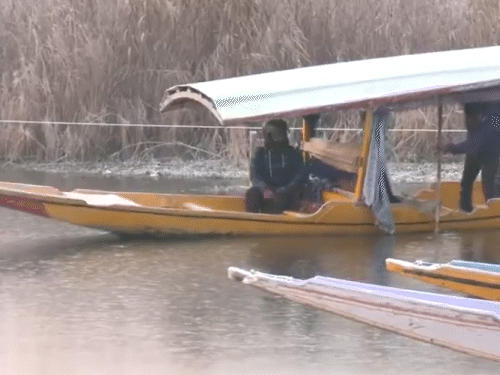 श्रीनगर में डल झील जमने से शिकारा चलाने वाले लोगों को मुश्किलें हो रही हैं।