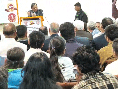 Anger erupts against the Vice Chancellor of Central University | साहित्यकार  को मंच से भगाया..GGU कुलपति को हटाने की मांग: सड़क पर उतरे साहित्यकार-लेखक- कथाकार, बोले ...