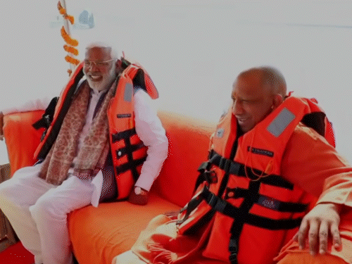 संगम में सीएम योगी ने सतुआ बाबा, मंत्री स्वतंत्रदेव सिंह के साथ बोटिंग भी की।