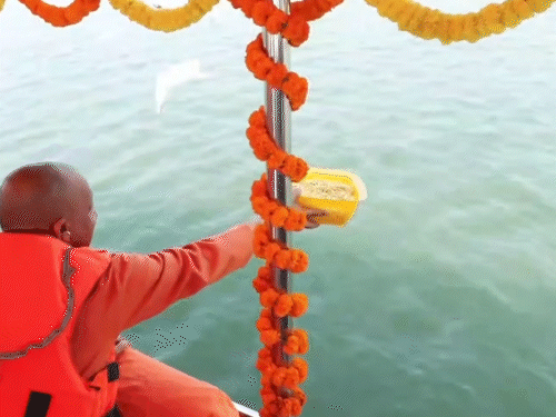 बोटिंग के दौरान सीएम योगी ने पक्षियों को दाना भी खिलाया।