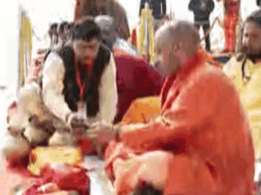 संगम पर पूजा करते हुए सीएम योगी के पीछे सतुआ बाबा बैठे दिखे।
