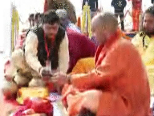 संगम में डुबकी लगाने के बाद सीएम योगी ने पूजा किया।