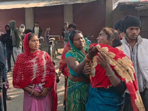 रोते-बिलखते हुए परिजन।