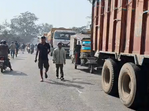 गुस्साए लोगों ने रोड जाम कर दिया।
