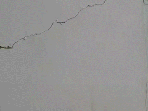 संजौली के चलौंठी में मकान में आई दरारें।