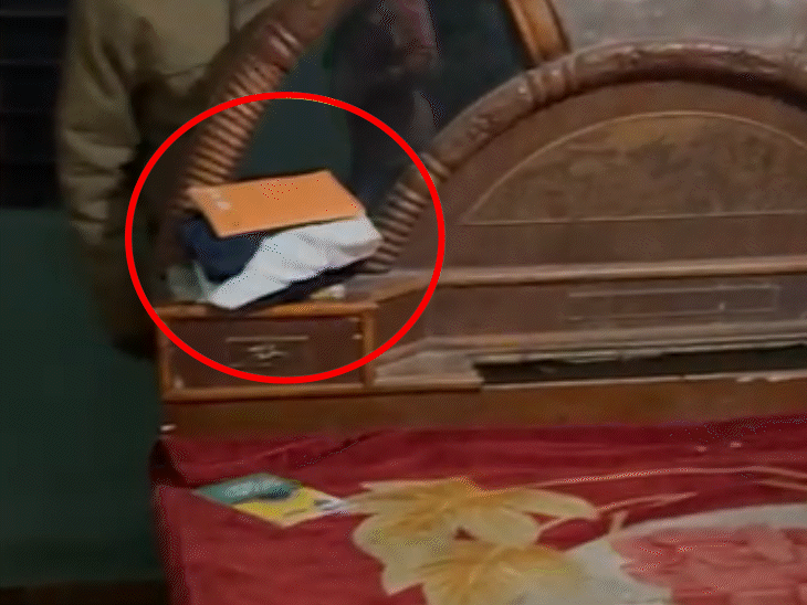 बच्चियों का जहां से रेस्क्यू किया गया, वहां कॉपी किताबें भी मिली, जो देह व्यापार संचालिका की बेटी की थीं। इन किताबों को एक नाबालिग पढ़ती थी।