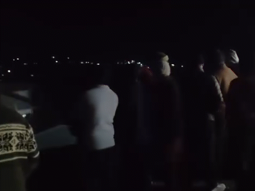 शिमला के चलौंठी में रात में सड़कों पर लोग।