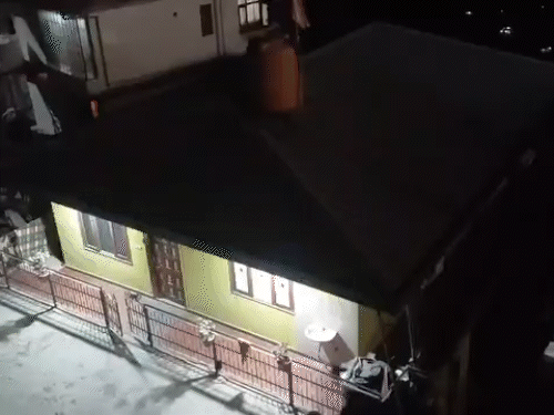 चलौंठी में खाली करवाया गया मंजिला भवन।