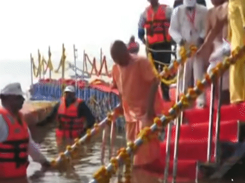 संगम नोज पर नहाने पहुंचे सीएम योगी ने सबसे पहले संगम के जल को छूकर आशीर्वाद लिया।