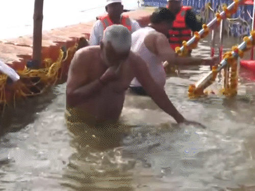 सीएम योगी के बाद जलशक्ति मंत्री स्वतंत्रदेव सिंह ने भी डुबकी लगाई।