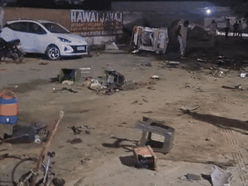 9 जनवरी की रात ऑडी कार हादसे के बाद अफरा-तफरी का माहौल था। स्थानीय लोगों ने बताया कि कुछ मिनटों में ऑडी ने सब तहस-नहस कर दिया।