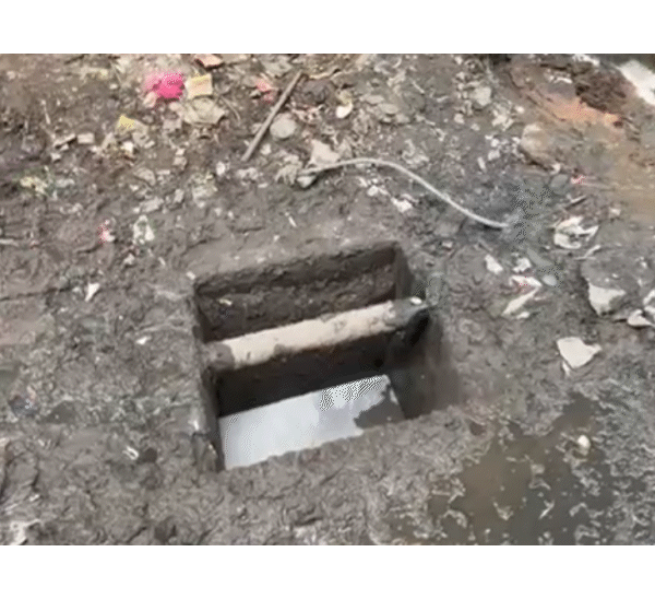 इस तरह से सीवर चेंबर खुले पड़े हैं। देखने वाला कोई नहीं।