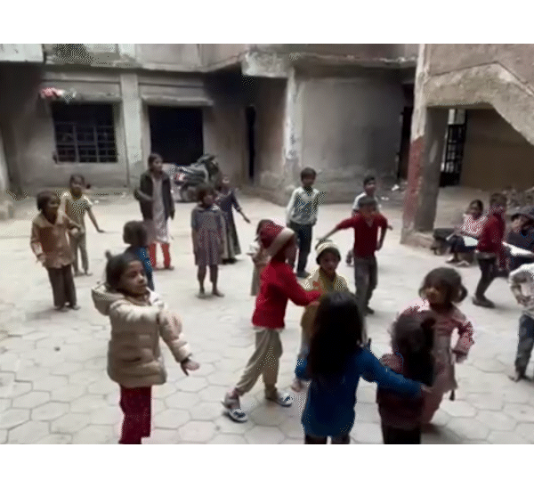 इसी गंदगी में लगता है बच्चों का स्कूल।