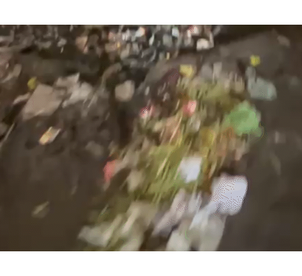 सीढ़ियां टूट चुकी है और यहां चारों तरफ गंदगी का अंबार है।