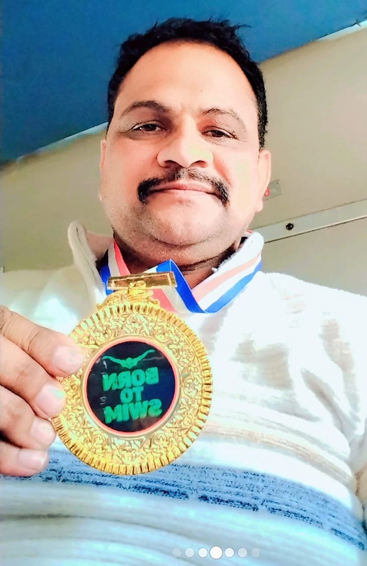 जीता हुआ मेडल दिखाते दिव्यांग तैराक सुरेंद्र ढाका।