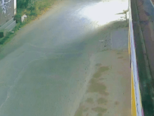 लोहारा रोड पर गोलियां चलाकर भागते बदमाश सीसीटीवी में कैद। (फाइल शाट)