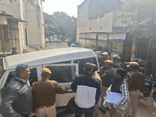 कड़ी सुरक्षा के बीच तीनों आरोपियों को कोर्ट में पेश किया गया।