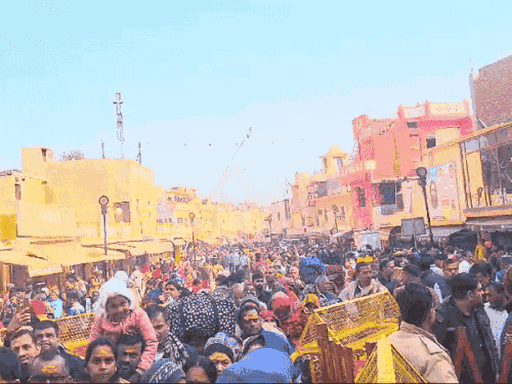 यह तस्वीर रामपथ की है। रामलला की प्राण प्रतिष्ठा के बाद से उनके दर्शन के लिए रोज जबरदस्त भीड़ उमड़ती है।