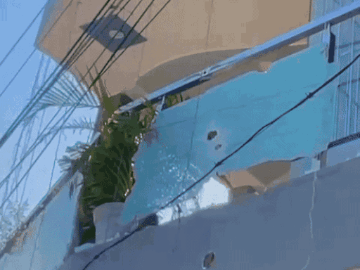 19 अक्तूबर 2025 को रियल एस्टेट कारोबारी नंद लाल के घर के बाहर गैंगस्टरों ने चलाई थी गोलियां जिस कारण टूटे ग्रिल के कांच।