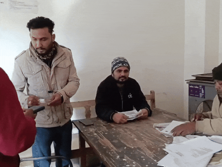 Samadiya chef living in live-in relationship dies under suspicious  circumstances | फांसी पर लटका मिला शेफ का शव: रीवा में लिव-इन में रहता था,  पार्टनर बोली- मुझे कमरे में लॉक किया ...