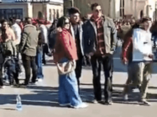 मौसम का आनंद लेते पर्यटक