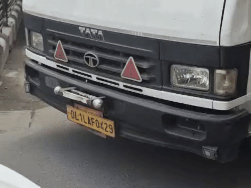 दिल्ली नंबर का ट्रक जिसमें प्रचार सामग्री लुधियाना डीसी दफ्तर में पहुंची।