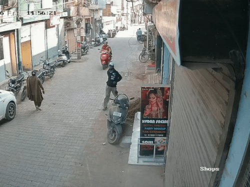 चोरी की वारदात काे अंजाम देने के बाद जाता हुआ चोर।