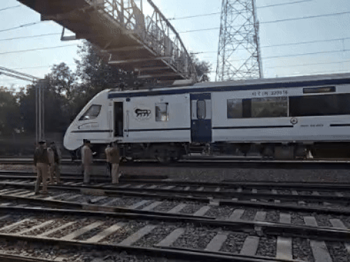 वंदे भारत एक्सप्रेस जब सोनीपत के सांदल कलां रेलवे स्टेशन के पास से गुजर रही थी, तभी ट्रेन के पहिए से अचानक तेज आवाज आने लगी।