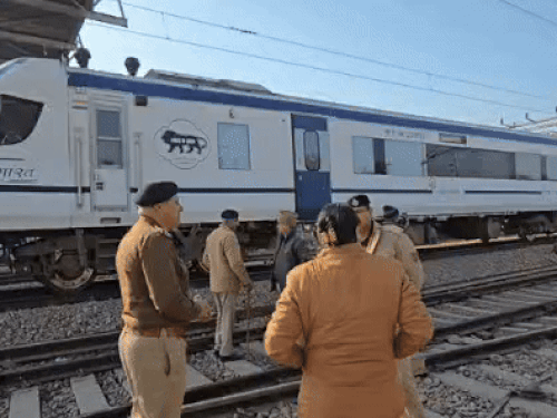 मौके पर GRP और RPF की टीमें मौके पर पहुंचीं।