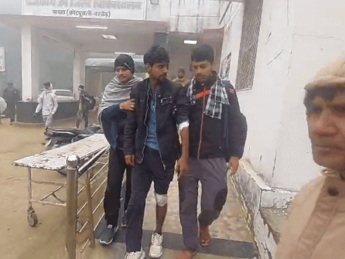 रोडवेज बस के घायल यात्रियों को पावटा सीएचसी में भर्ती कराया गया है।