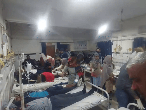 हादसे में करीब 25 लोग घायल हो गए। जिनमें से तीन को जयपुर रेफर किया गया है।