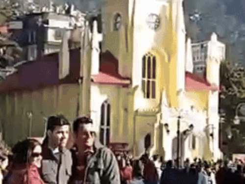 धूप का आनंद लेते लोग।